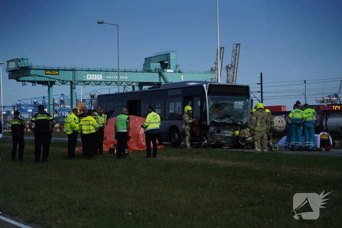 Auto botst op RET-stadsbus, automobilist overleden