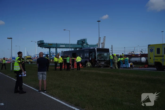 Auto botst op RET-stadsbus, automobilist overleden