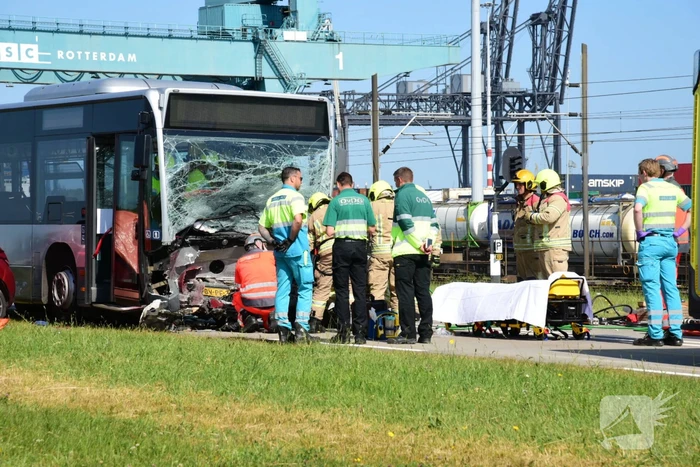 Auto botst op RET-stadsbus, automobilist overleden