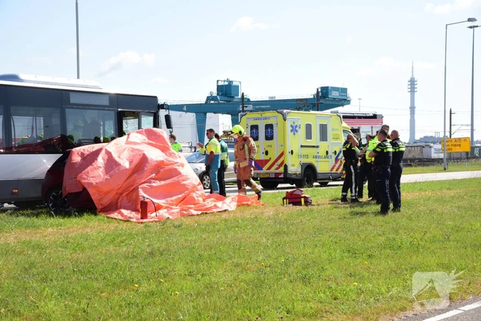 Auto botst op RET-stadsbus, automobilist overleden