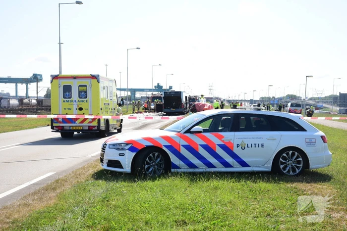 Auto botst op RET-stadsbus, automobilist overleden