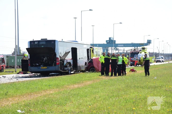 Auto botst op RET-stadsbus, automobilist overleden