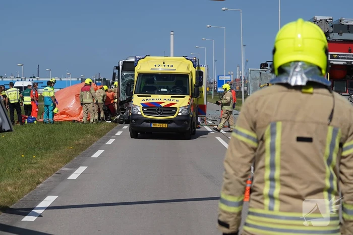 Auto botst op RET-stadsbus, automobilist overleden