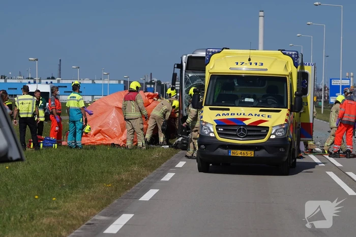 Auto botst op RET-stadsbus, automobilist overleden