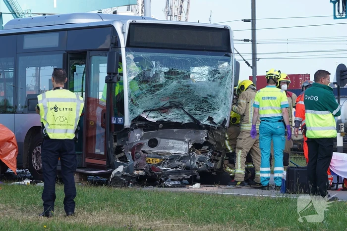 Auto botst op RET-stadsbus, automobilist overleden