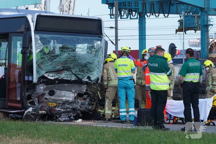 Auto botst op RET-stadsbus, automobilist overleden