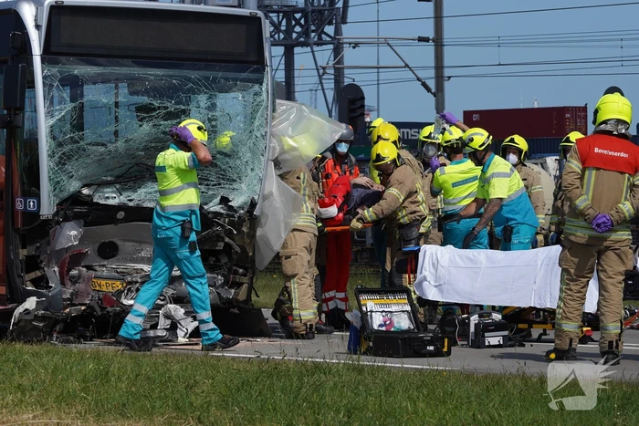 Auto botst op RET-stadsbus, automobilist overleden