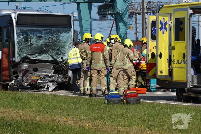 Auto botst op RET-stadsbus, automobilist overleden