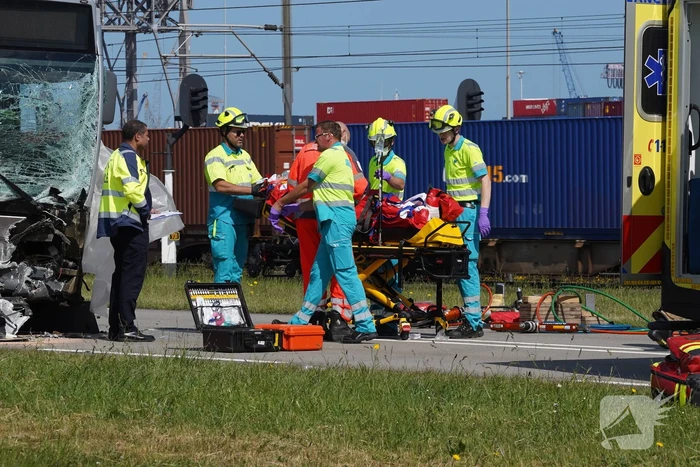 Auto botst op RET-stadsbus, automobilist overleden