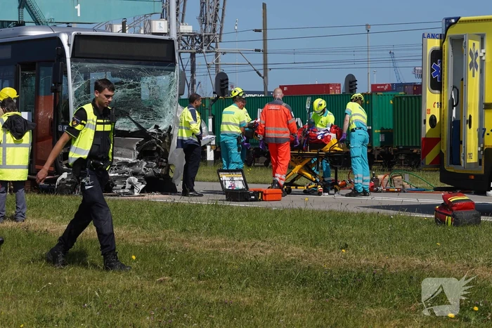 Auto botst op RET-stadsbus, automobilist overleden