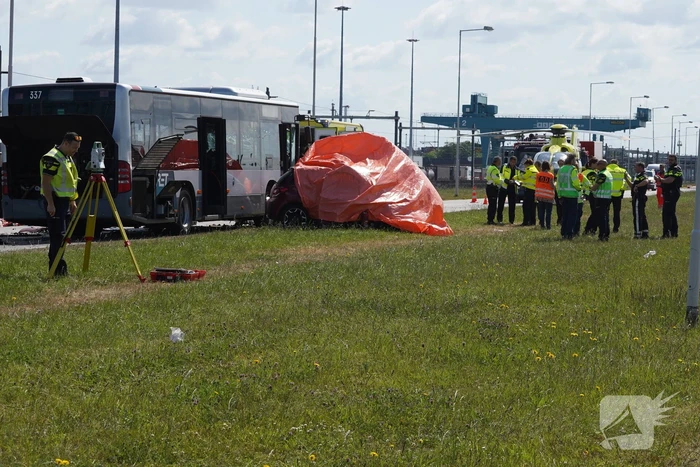 Auto botst op RET-stadsbus, automobilist overleden