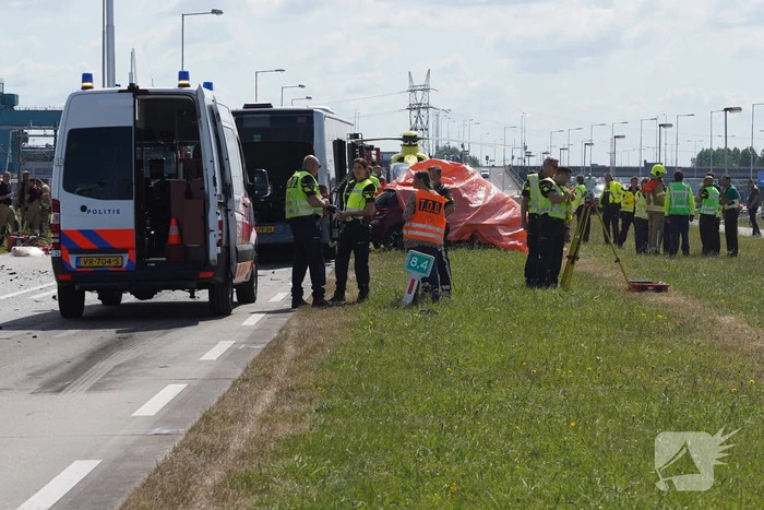 Auto botst op RET-stadsbus, automobilist overleden