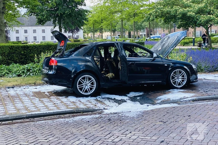 Auto volledig uitgebrand
