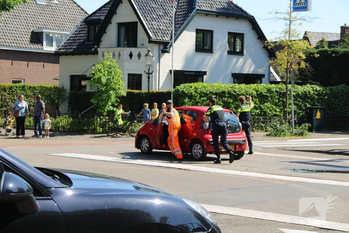 Auto botst op bestelbus