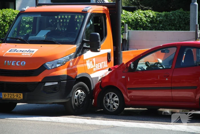 Auto botst op bestelbus