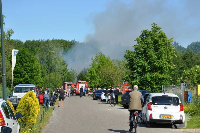 Veel rook bij grote brand Zuiderzeewijk