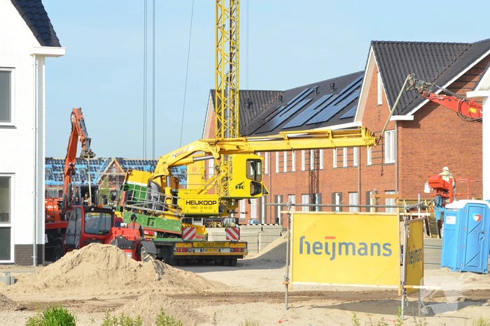 Vrachtwagen zakt door stempel bouwterrein