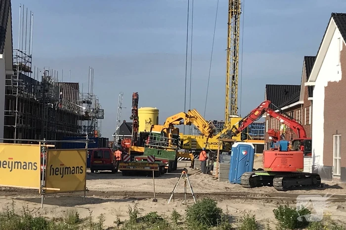 Vrachtwagen zakt door stempel bouwterrein