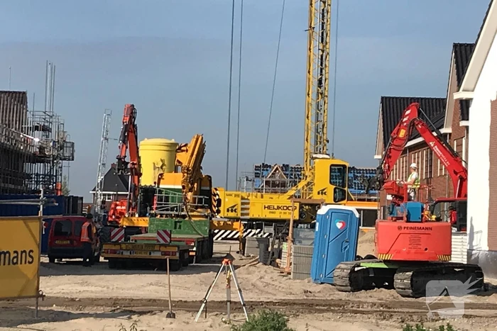 Vrachtwagen zakt door stempel bouwterrein