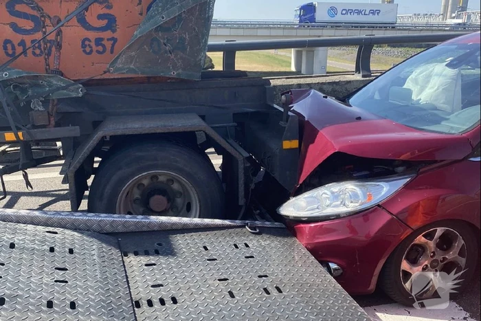 Auto botst achterop vrachtwagen en komt vast te zitten