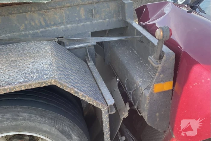 Auto botst achterop vrachtwagen en komt vast te zitten