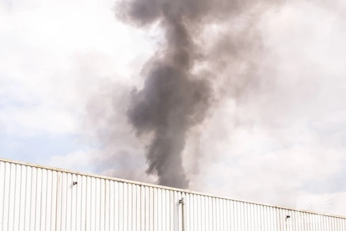 Balen met samengeperst papier in brand