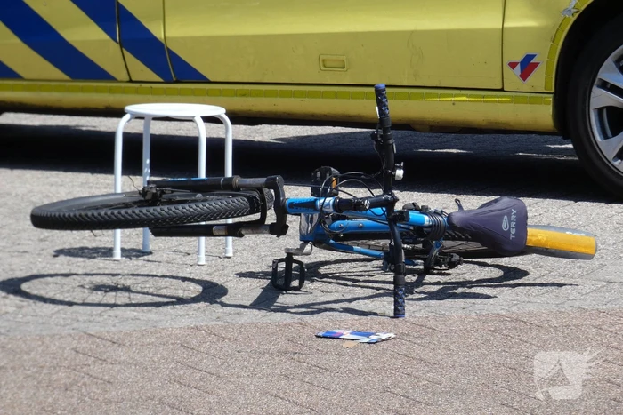 Fietsster gaat onderuit na botsing met auto