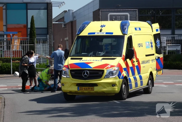 Overstekende racefietser gewond bij aanrijding