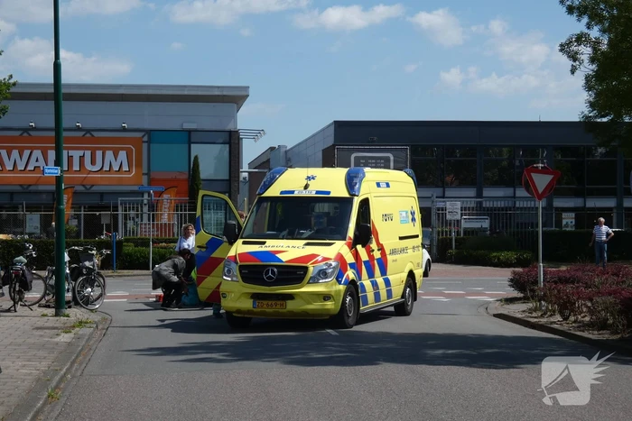 Overstekende racefietser gewond bij aanrijding