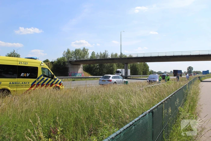 Auto draait 180 graden na botsing middengeleider