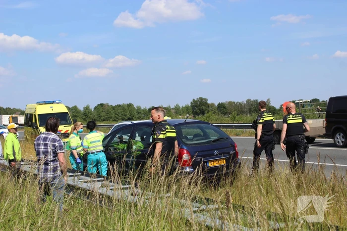 Auto draait 180 graden na botsing middengeleider