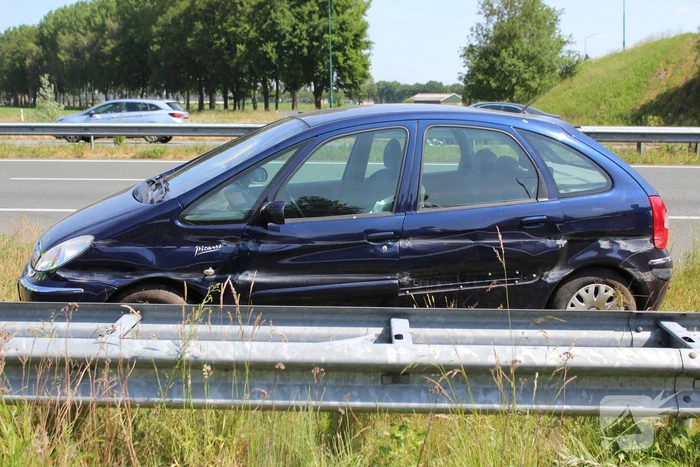 Auto draait 180 graden na botsing middengeleider
