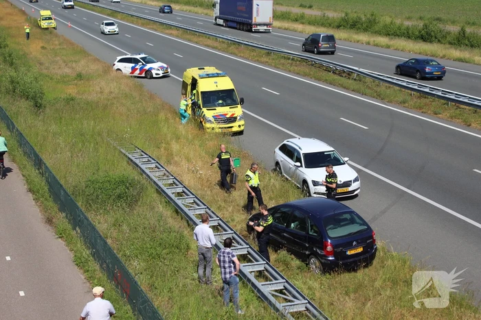 Auto draait 180 graden na botsing middengeleider