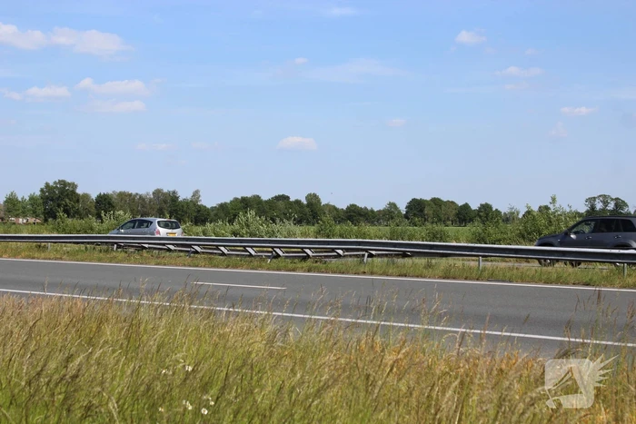 Auto draait 180 graden na botsing middengeleider