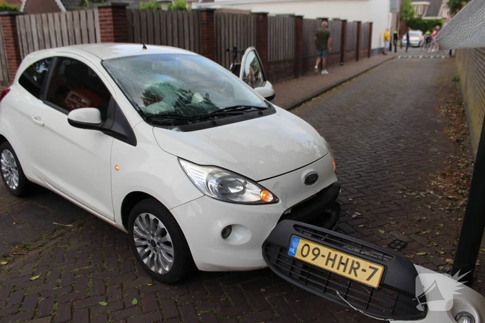 Automobiliste gewond na botsing met lantaarnpaal