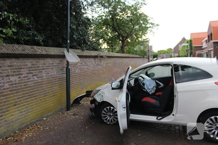 Automobiliste gewond na botsing met lantaarnpaal