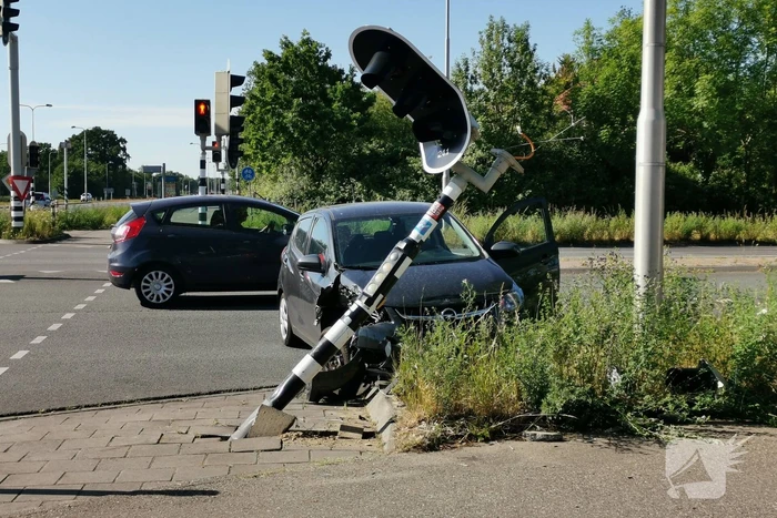 Auto botst tegen verkeerslicht