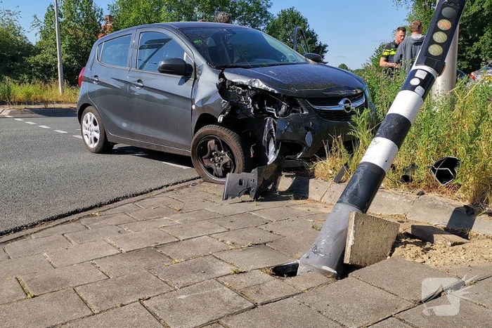 Auto botst tegen verkeerslicht