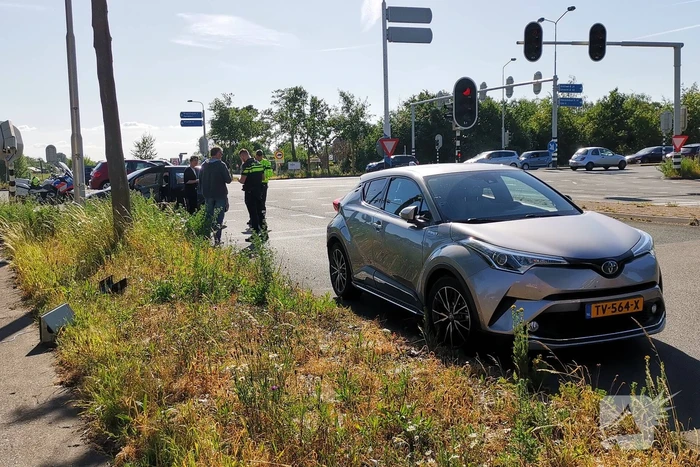 Auto botst tegen verkeerslicht
