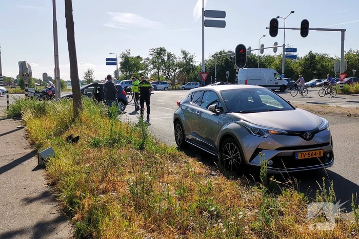 Auto botst tegen verkeerslicht