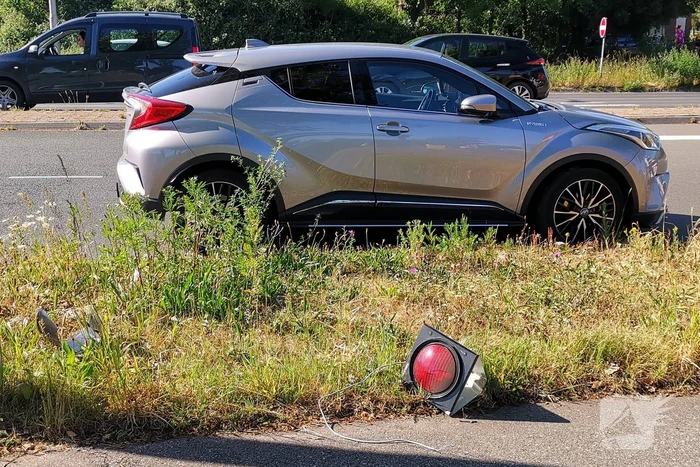 Auto botst tegen verkeerslicht