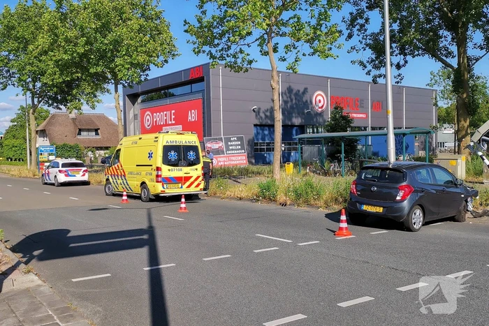 Auto botst tegen verkeerslicht