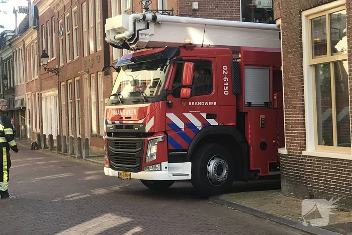 Kat vlucht van dak bij het zien van de brandweer