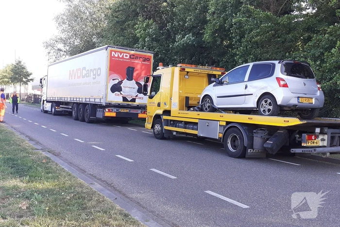 Ongeval tussen vrachtwagen en personenauto