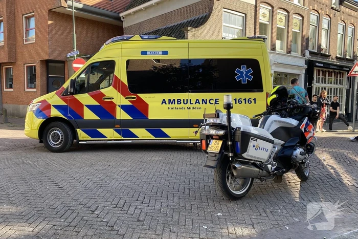 Vrouw gewond na botsing tussen twee scooters