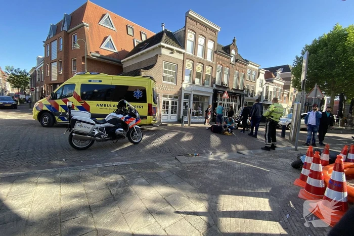 Vrouw gewond na botsing tussen twee scooters