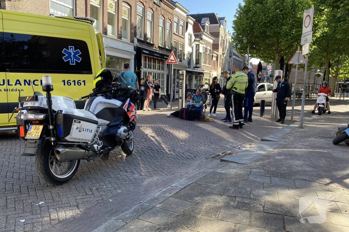 Vrouw gewond na botsing tussen twee scooters