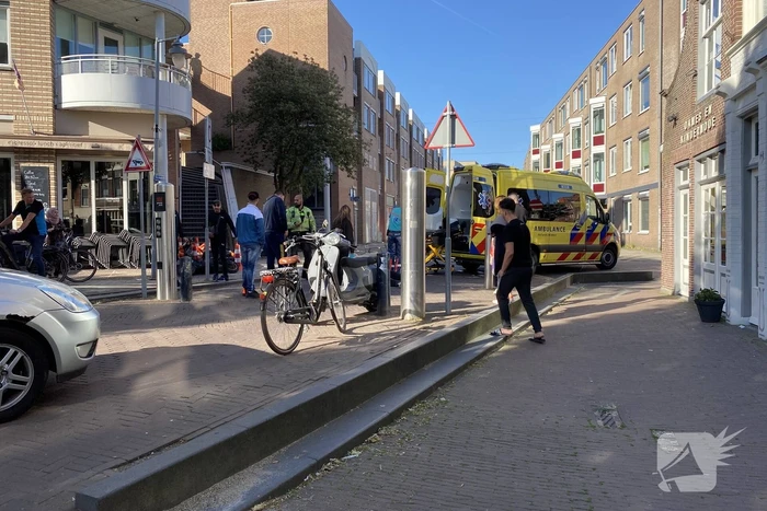 Vrouw gewond na botsing tussen twee scooters