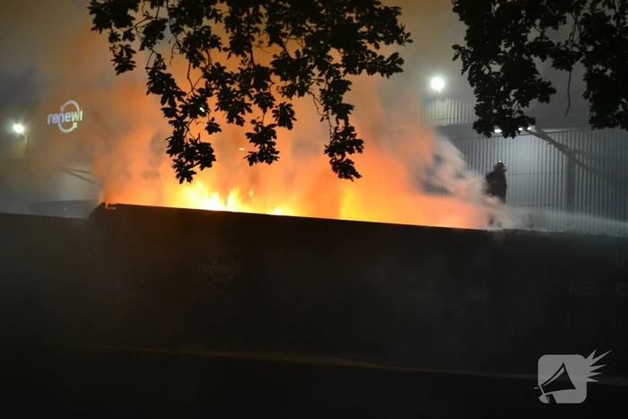 Hoge vlammen bij brand in container