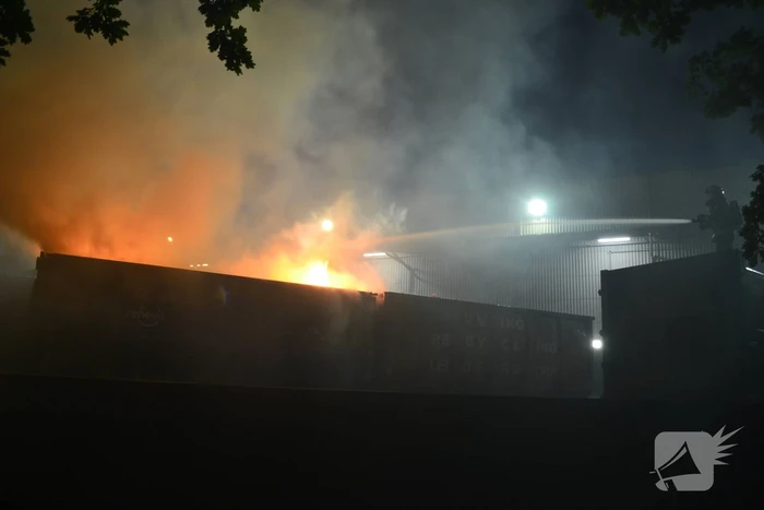 Hoge vlammen bij brand in container